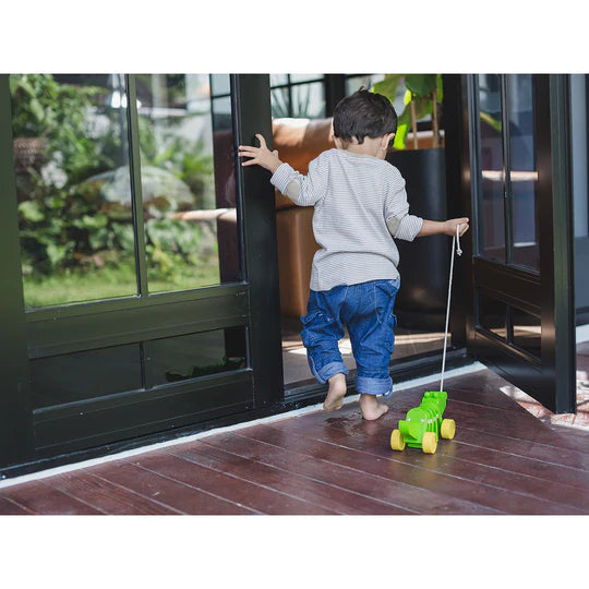 Enfant avec Alligator dansant en bois vert à tirer