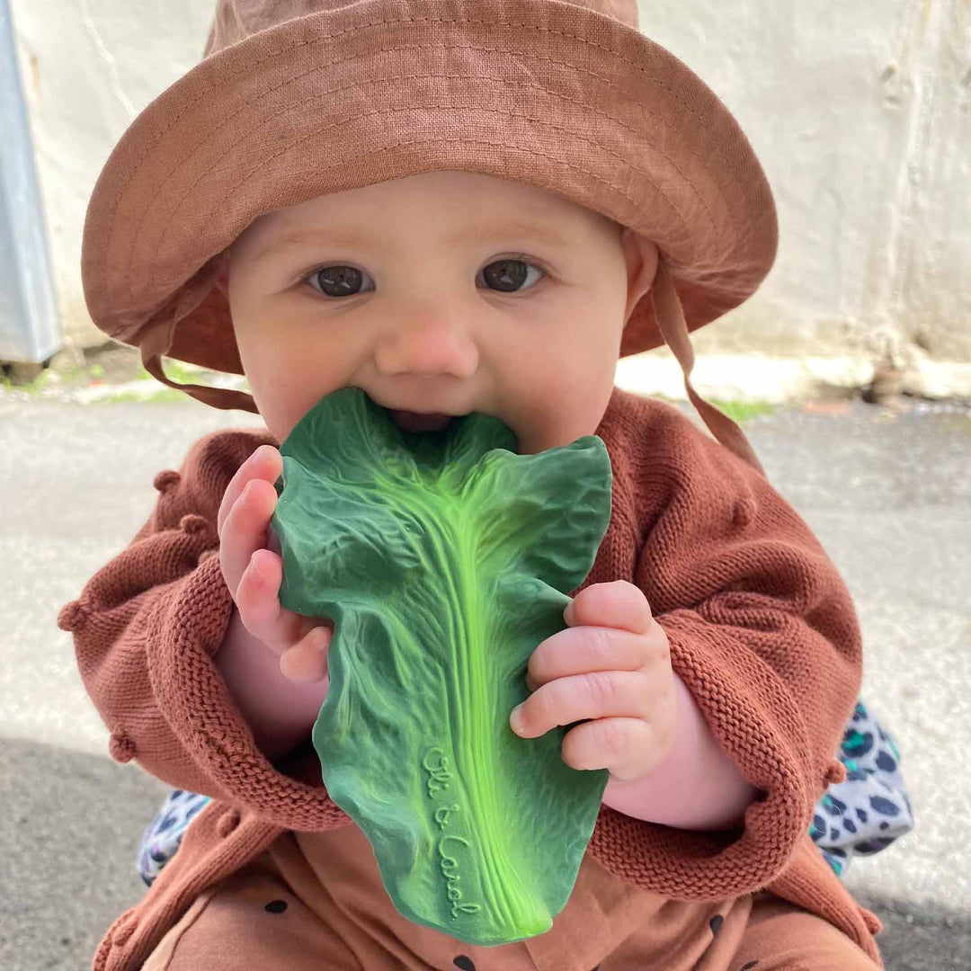 Bébé avec Anneau de Dentition en forme de Chou Frisé