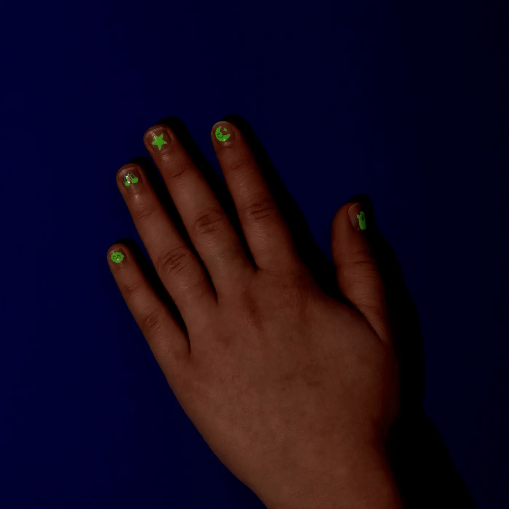 Main avec Autocollants pour les ongles fluorescents
