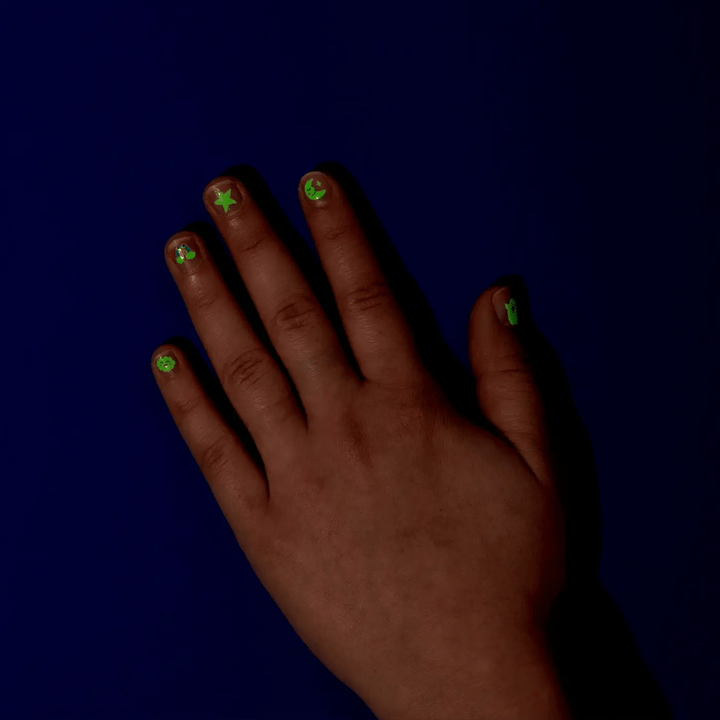 Main avec Autocollants pour les ongles fluorescents