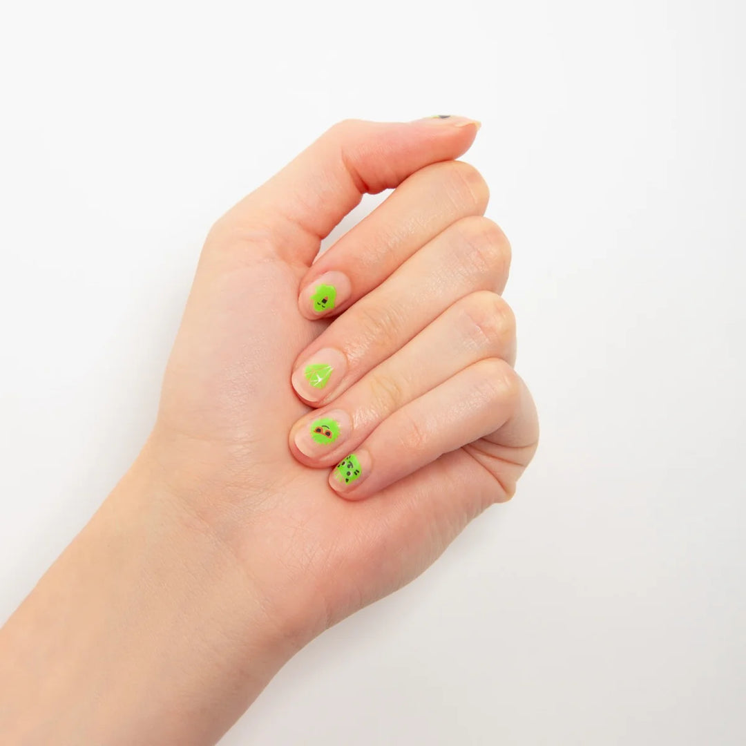 Main avec Autocollants pour les ongles fluorescents