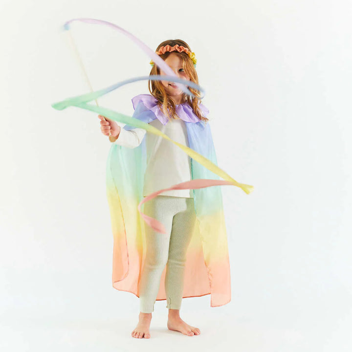 Fille avec Baguette en soie Arc-en-ciel pâle