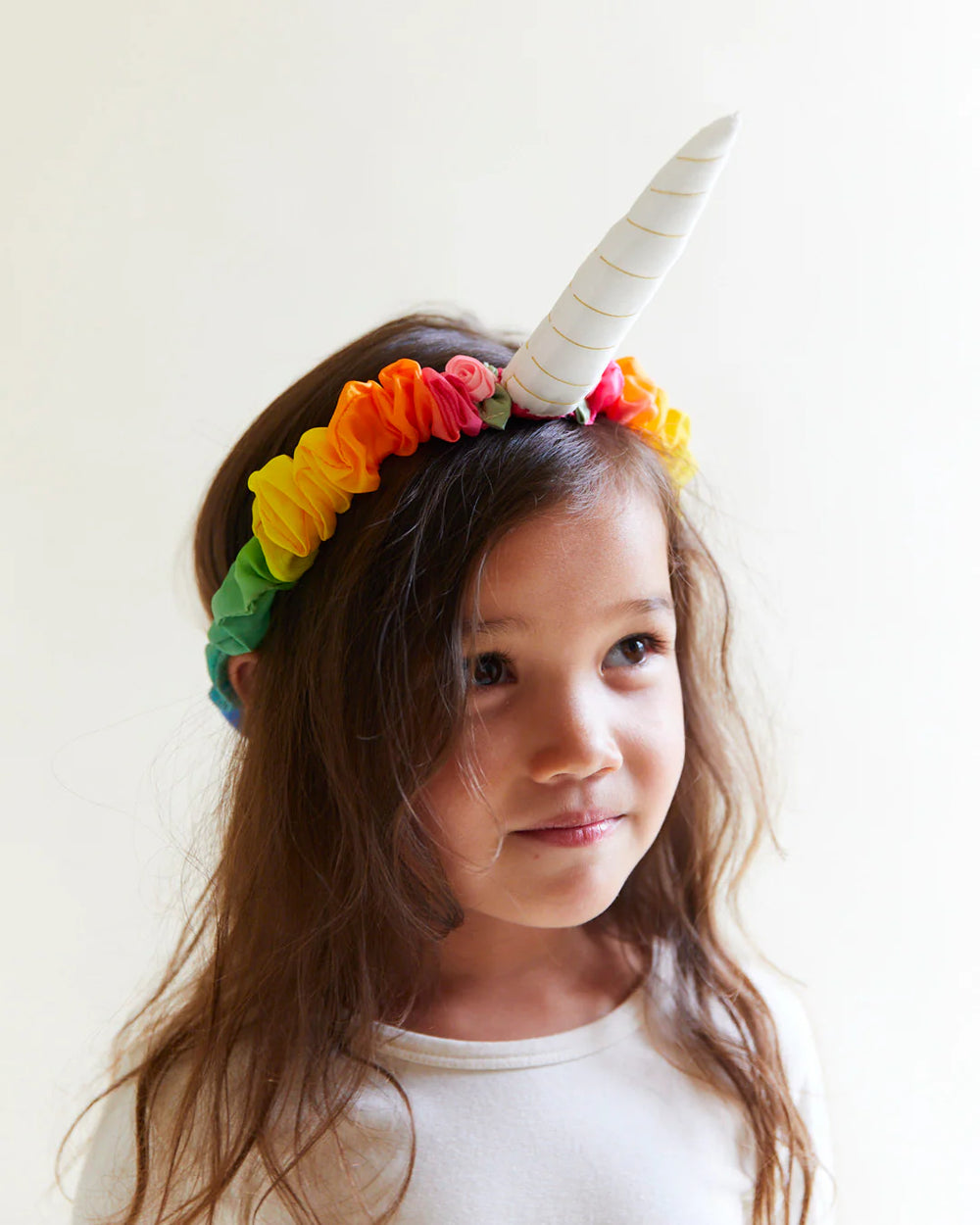 Fille avec Bandeau licorne arc-en-ciel