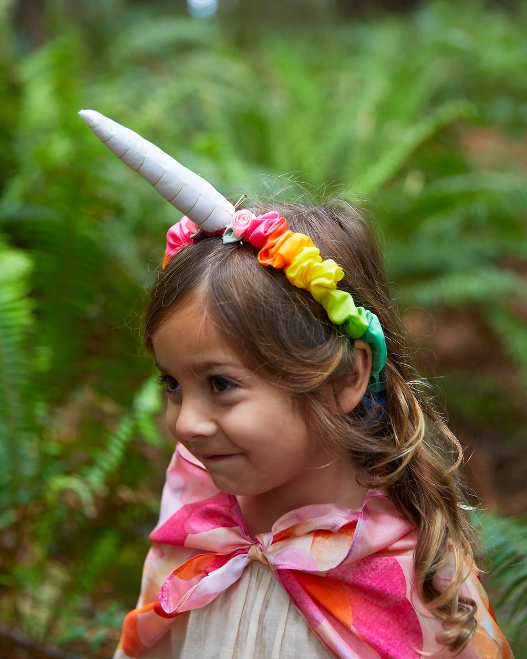 Fille avec Bandeau licorne arc-en-ciel