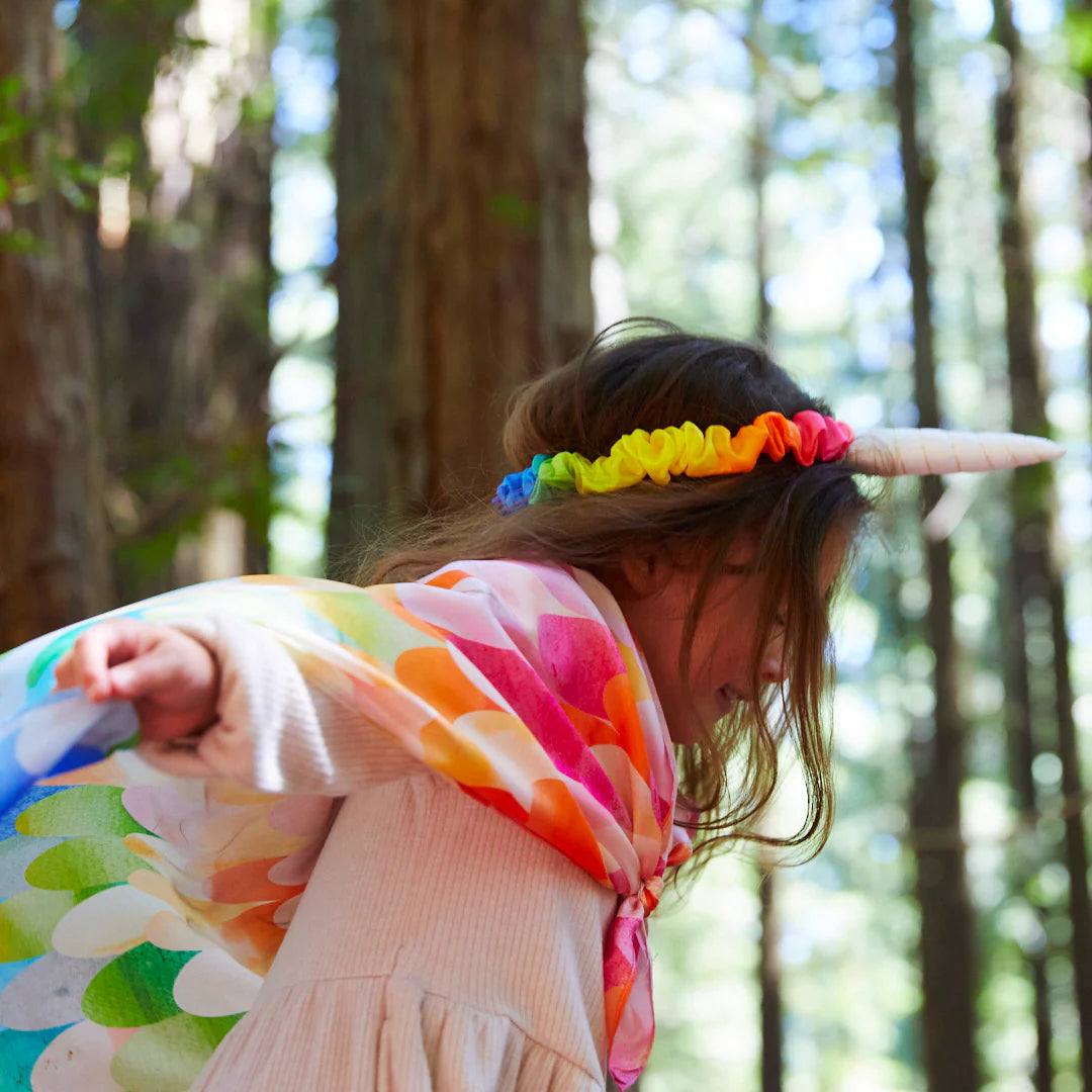 Fille avec Bandeau licorne arc-en-ciel