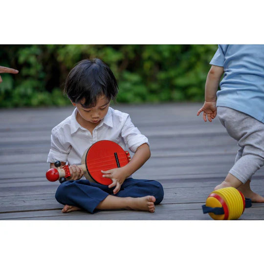 Enfant avec Banjo rouge en bois et caoutchouc