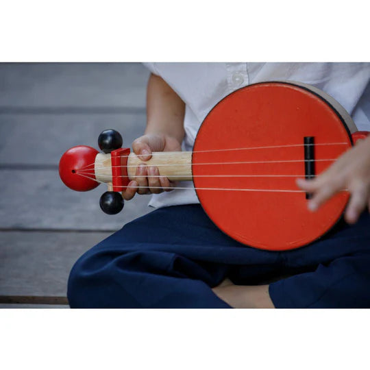 Enfant avec Banjo rouge en bois et caoutchouc