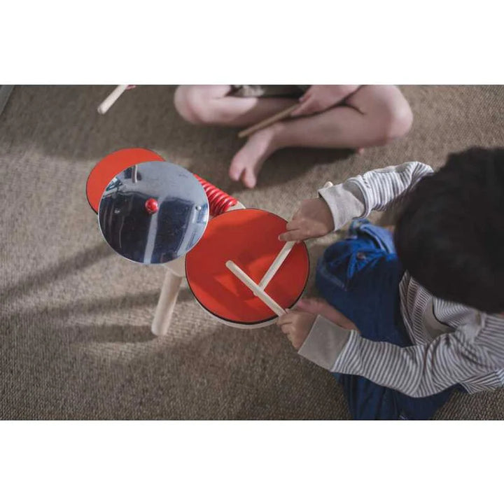 Enfants avec Batterie musicale en bois