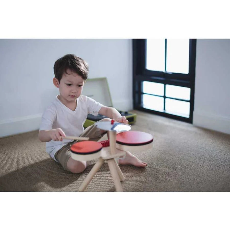 Enfant avec Batterie musicale en bois