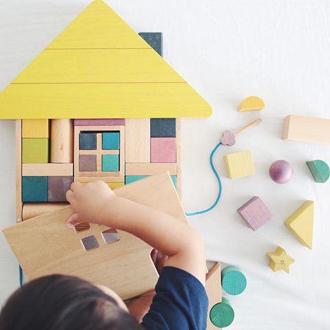 Enfant avec Blocs de construction maison en bois