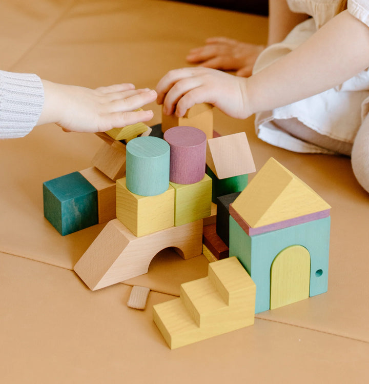Mains d'enfants avec Blocs de construction maison en bois
