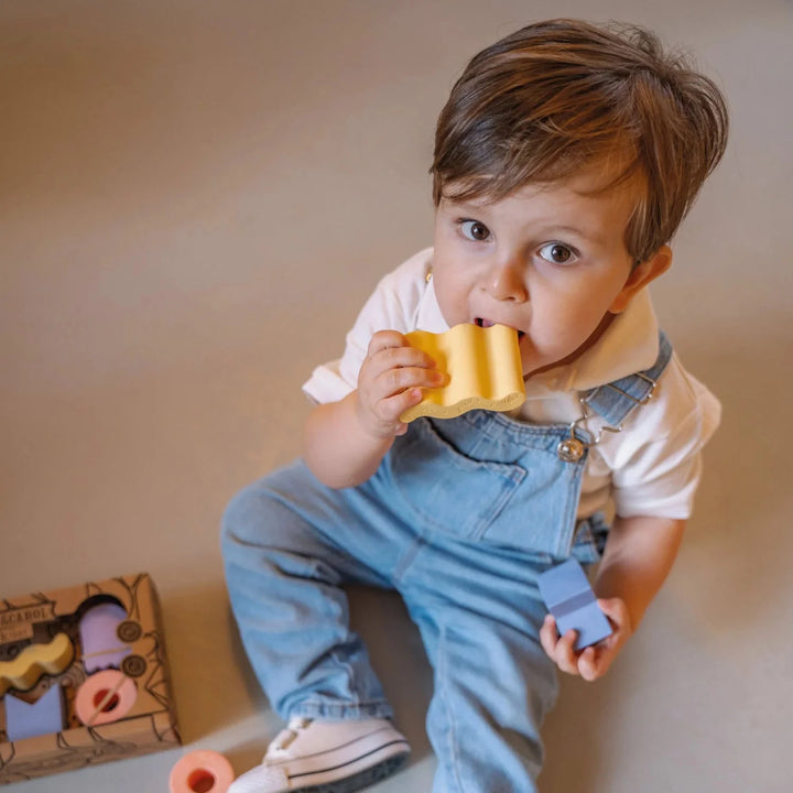 Enfant avec Blocs flottants à empiler pour bébé