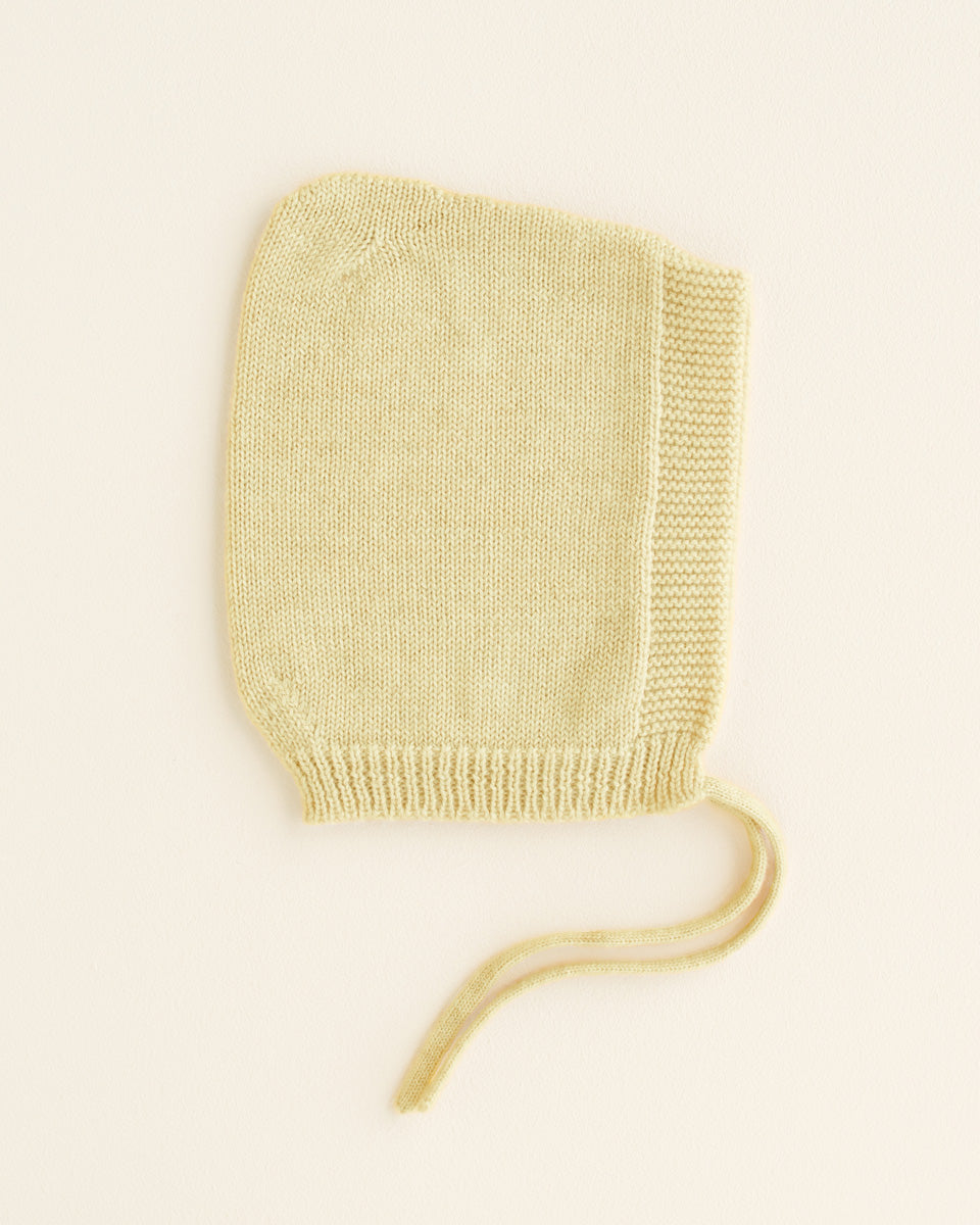 Bonnet tricoté en laine jaune pâle