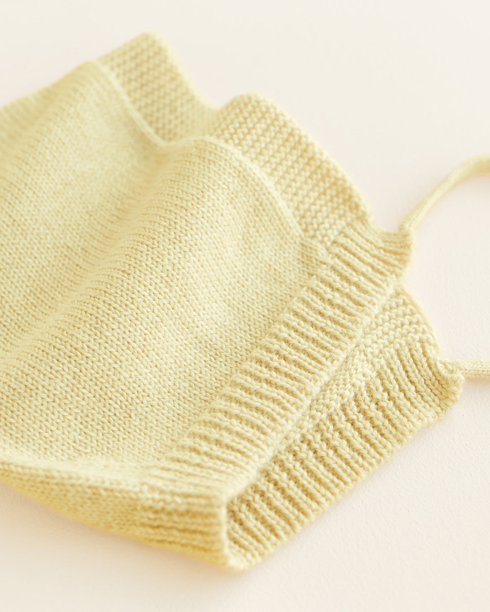 Bonnet tricoté en laine jaune pâle