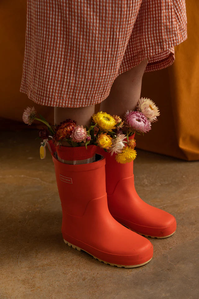 Jambes de fille avec Bottes de pluie en caoutchouc orange