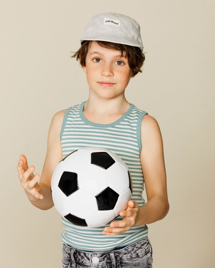 Garçon avec Casquette en lin écru Caribou et un ballon de soccer