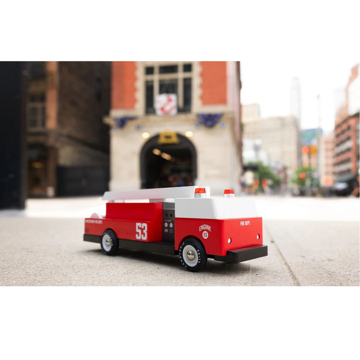Camion de pompiers en bois rouge et blanc