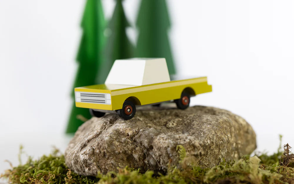 Voiture en bois jaune coyote pickup