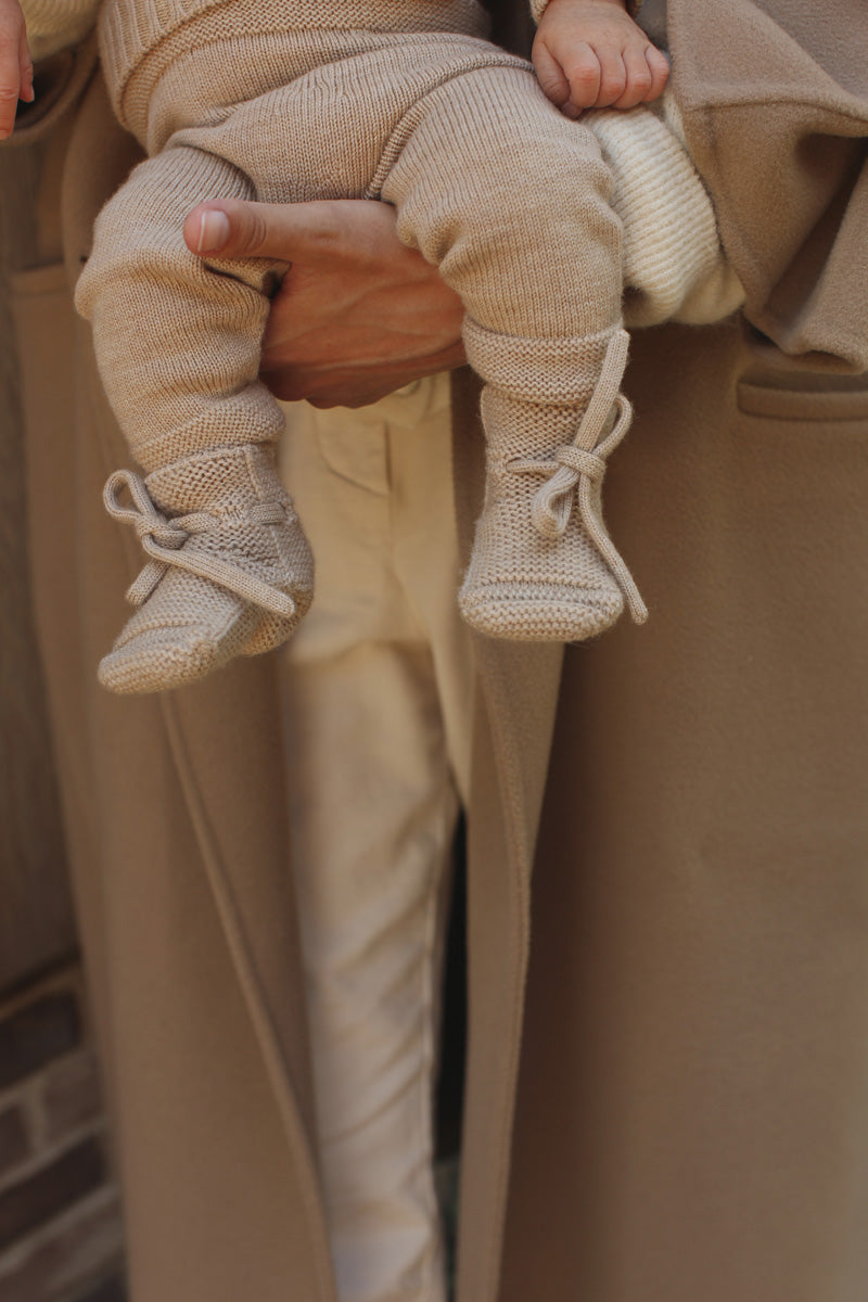 Bébé avec Chaussons de laine de mérinos sable