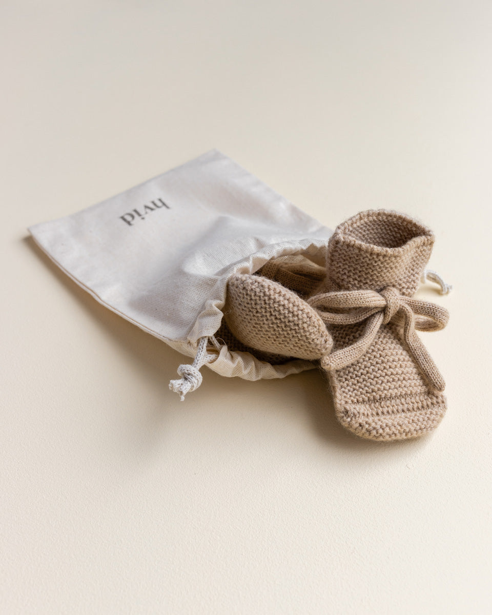 Chaussons de laine de mérinos sable dans son sac