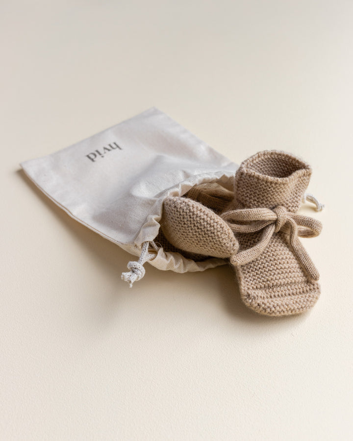 Chaussons de laine de mérinos sable dans son sac