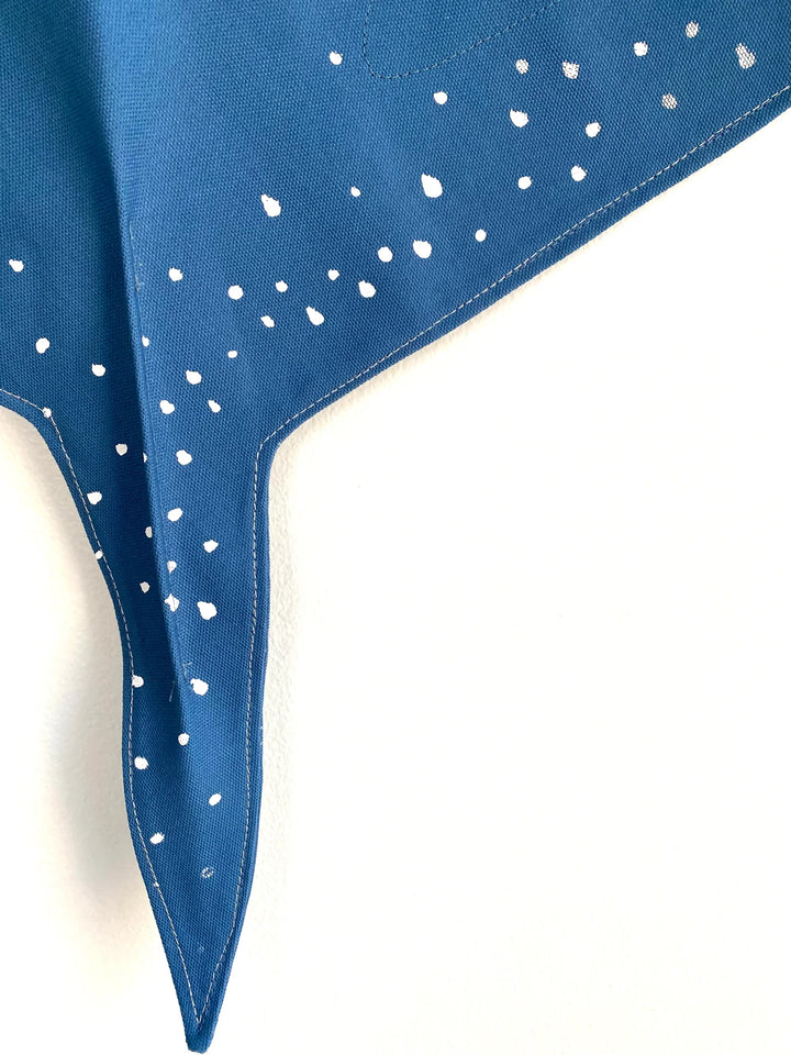 Détail de Costume de raie en coton bleu