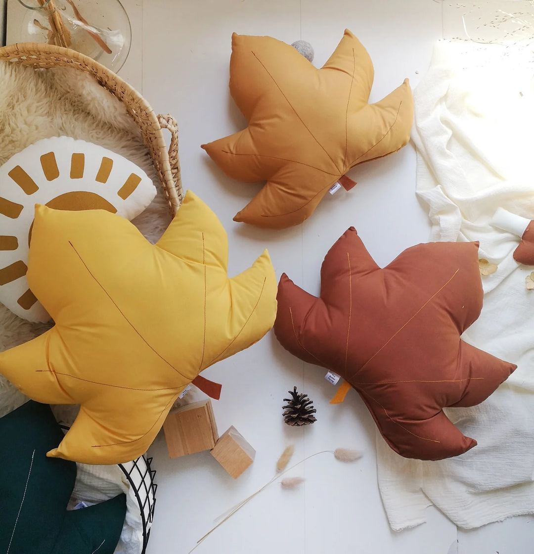 Coussin en coton jaune, orange, rouille et vert en forme de Feuille d'érable