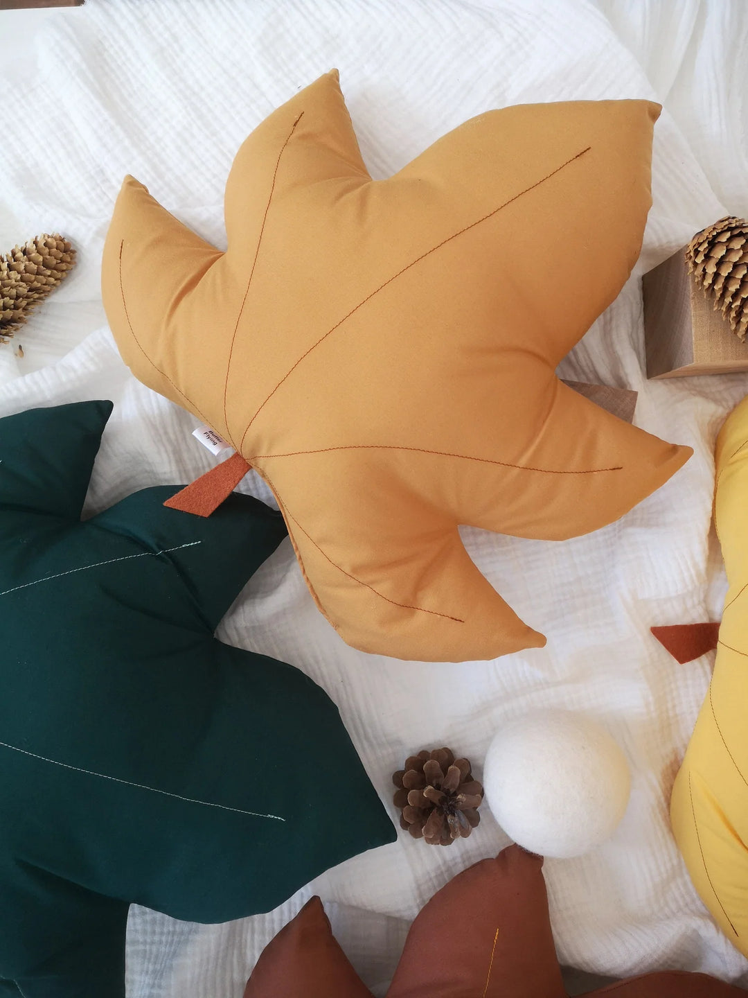 Coussin en coton orange en forme de feuille d'érable