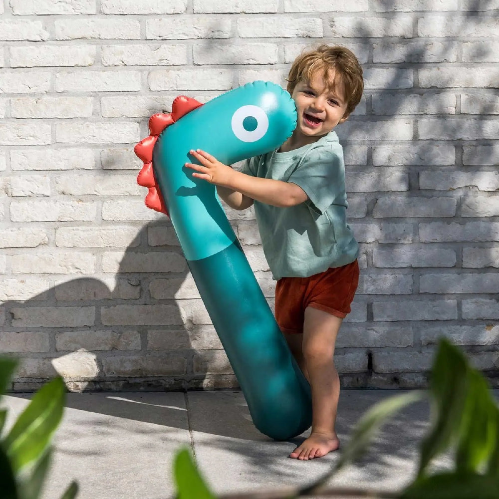 Enfant avec Dino gonflable