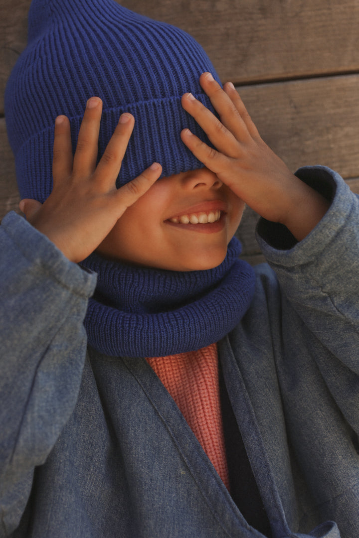 Enfant avec tuque en laine bleu cobalt