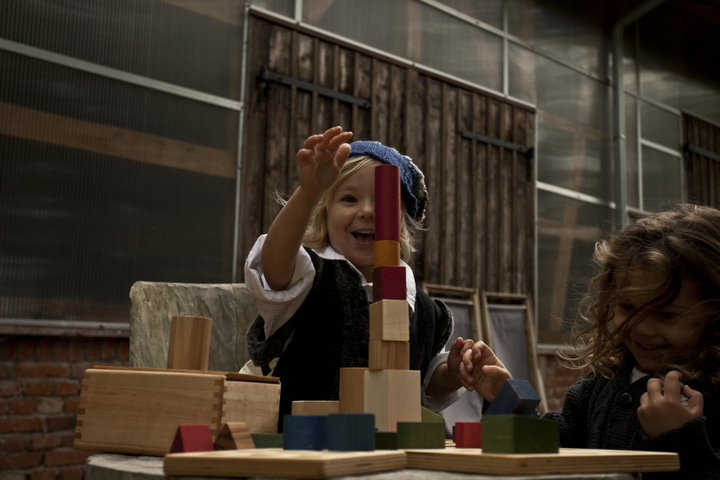 Enfants avec Ensemble de blocs en bois