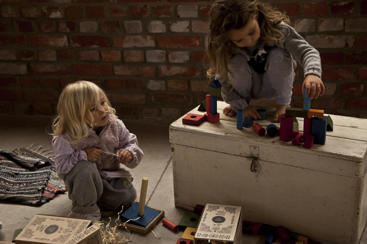 Enfants avec Ensemble de blocs en bois