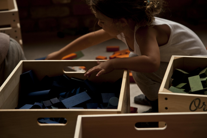 Enfant avec blocs en bois