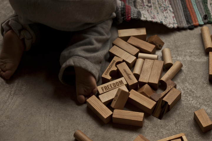 Enfant avec blocs en bois naturel