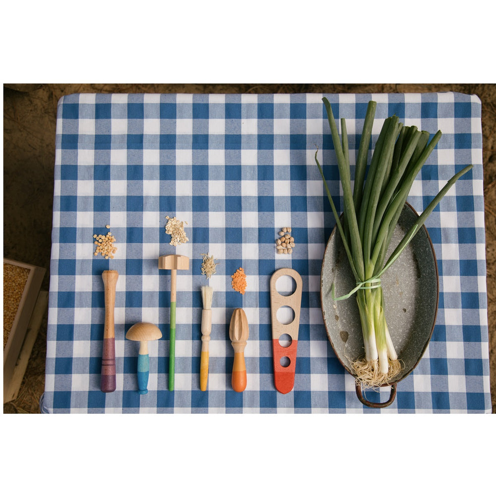 Ensemble d'outils en bois arc en ciel sur une table
