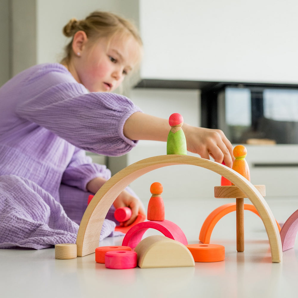 Fille avec Figurines en bois Fluo