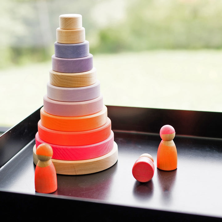 Figurines et pyramide en bois Rose fluo