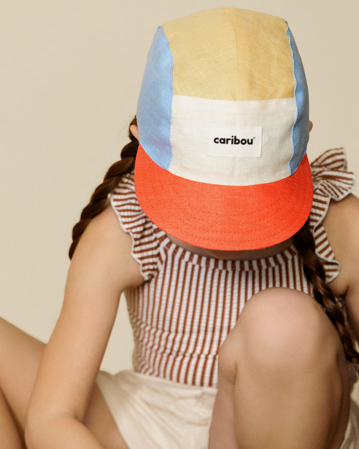 Fille avec Casquette en lin Caribou jaune, bleu, beige et orange