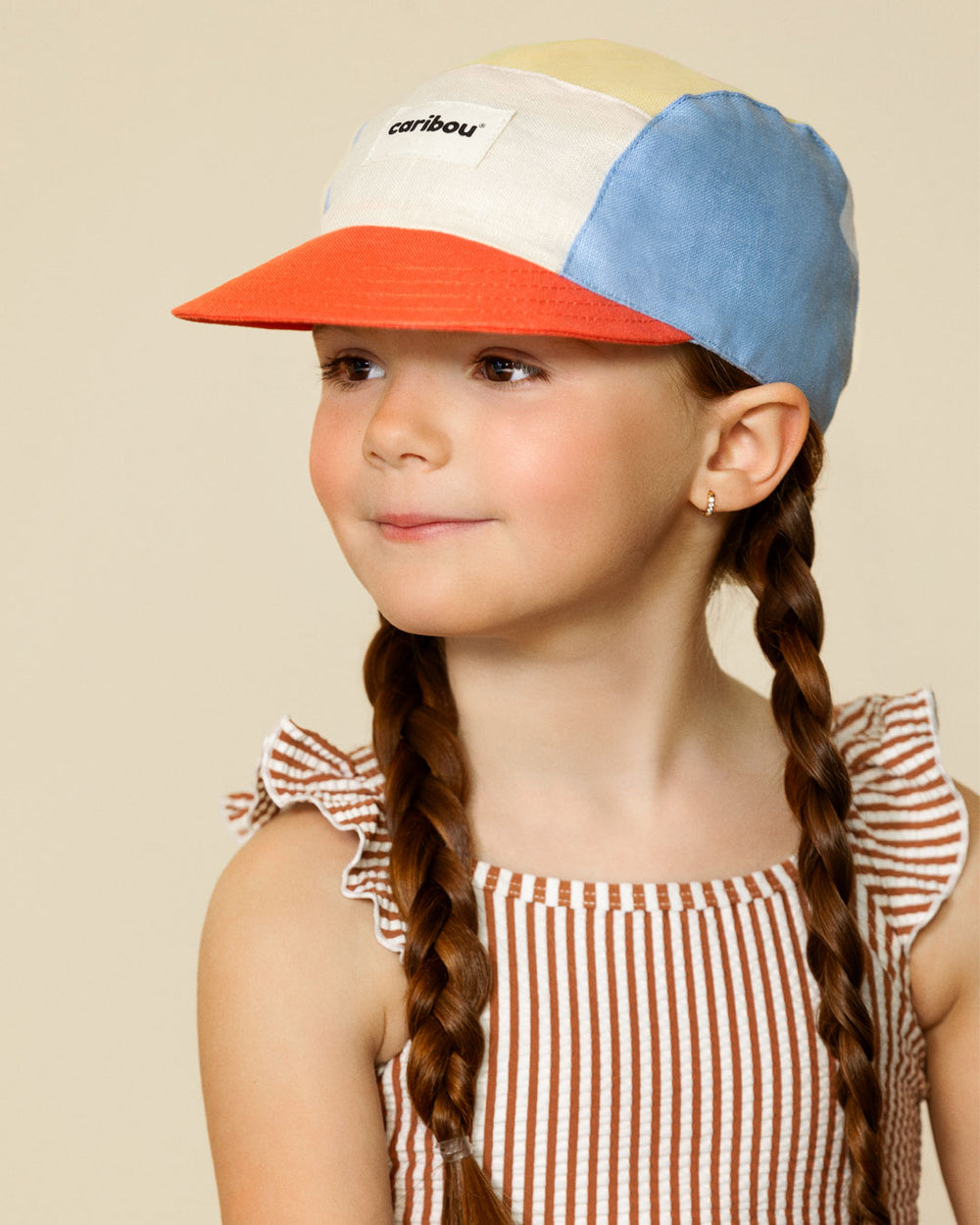Fille avec Casquette en lin Caribou jaune, bleu, beige et orange