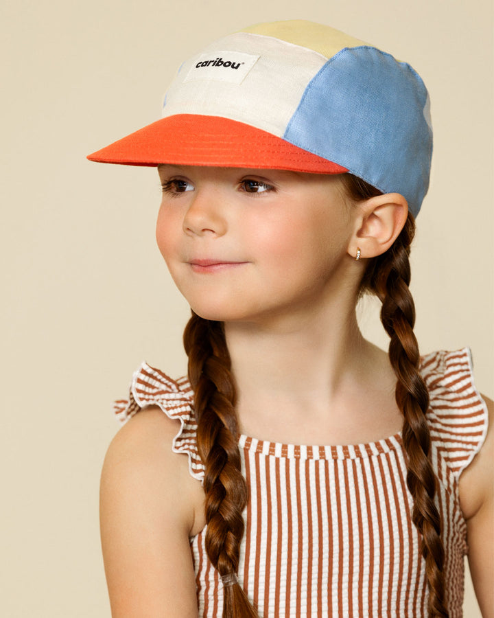 Fille avec Casquette en lin Caribou jaune, bleu, beige et orange