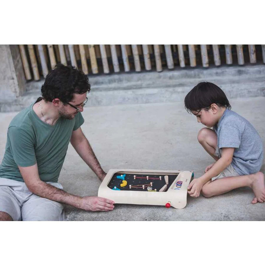 Papa et enfant avec Flipper en bois