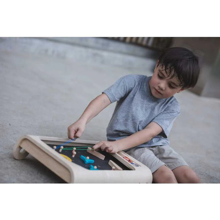 Enfant avec Flipper en bois