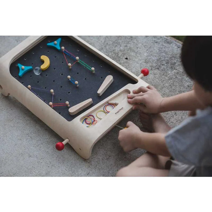 Enfant avec Flipper en bois