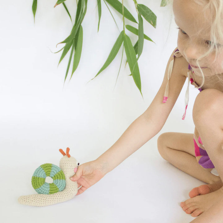 Enfants avec Hochet escargot tricoté