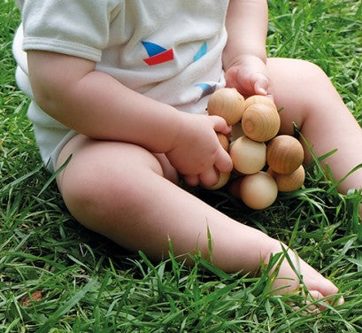 Bébé avec Hochet billes en bois à manipuler