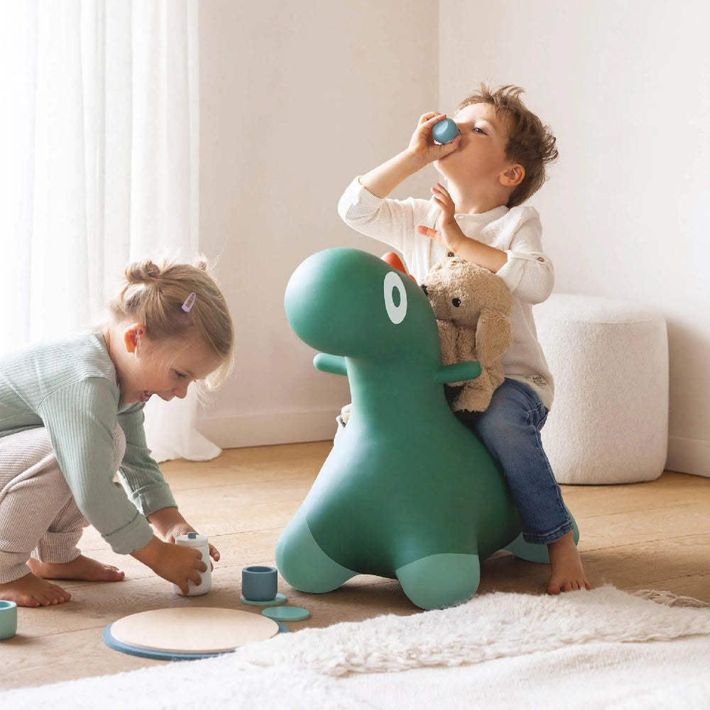Enfant avec Hoppi, Dino rebondissant vert
