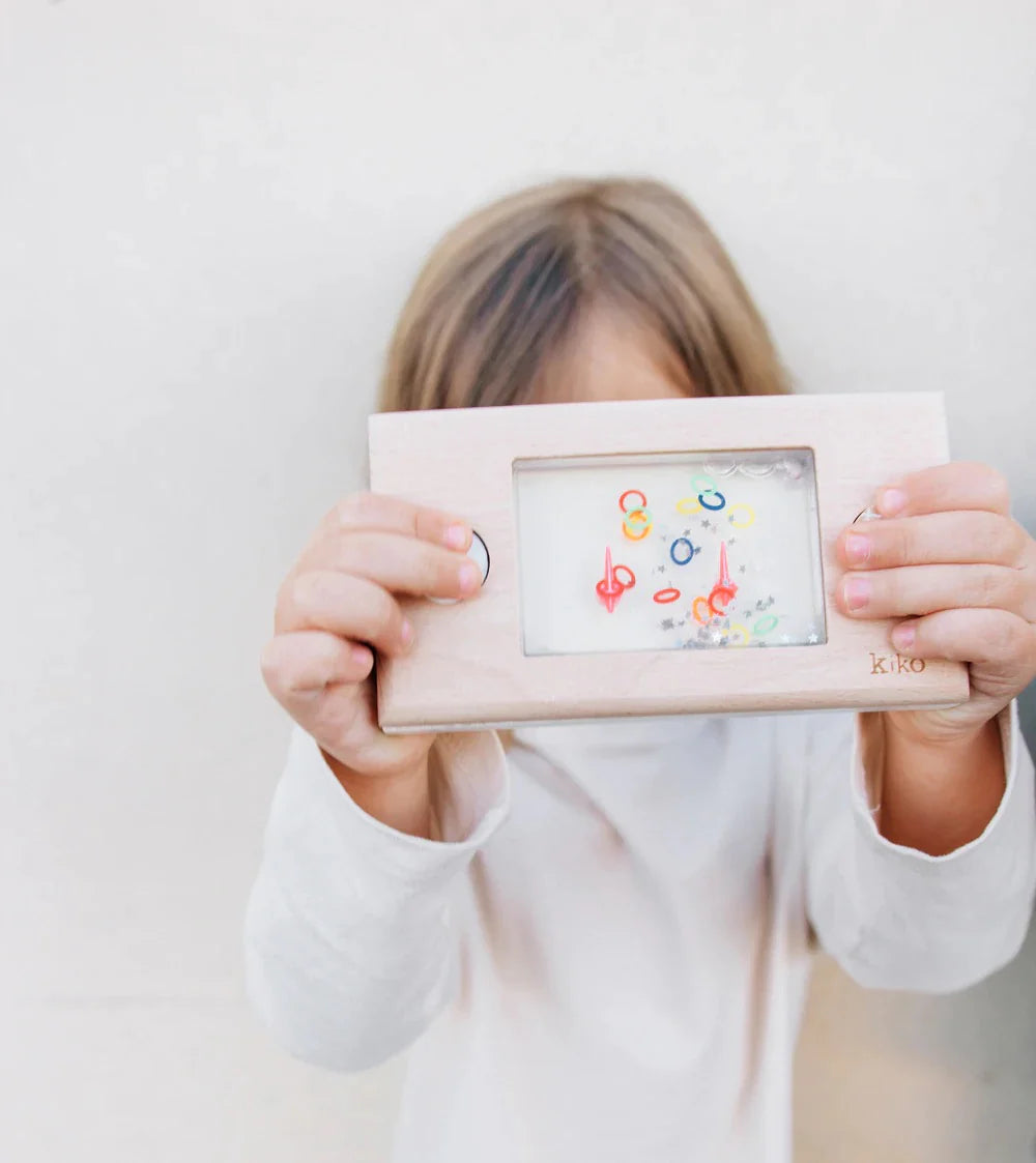 Enfant avec Jeu d’anneaux aquatique