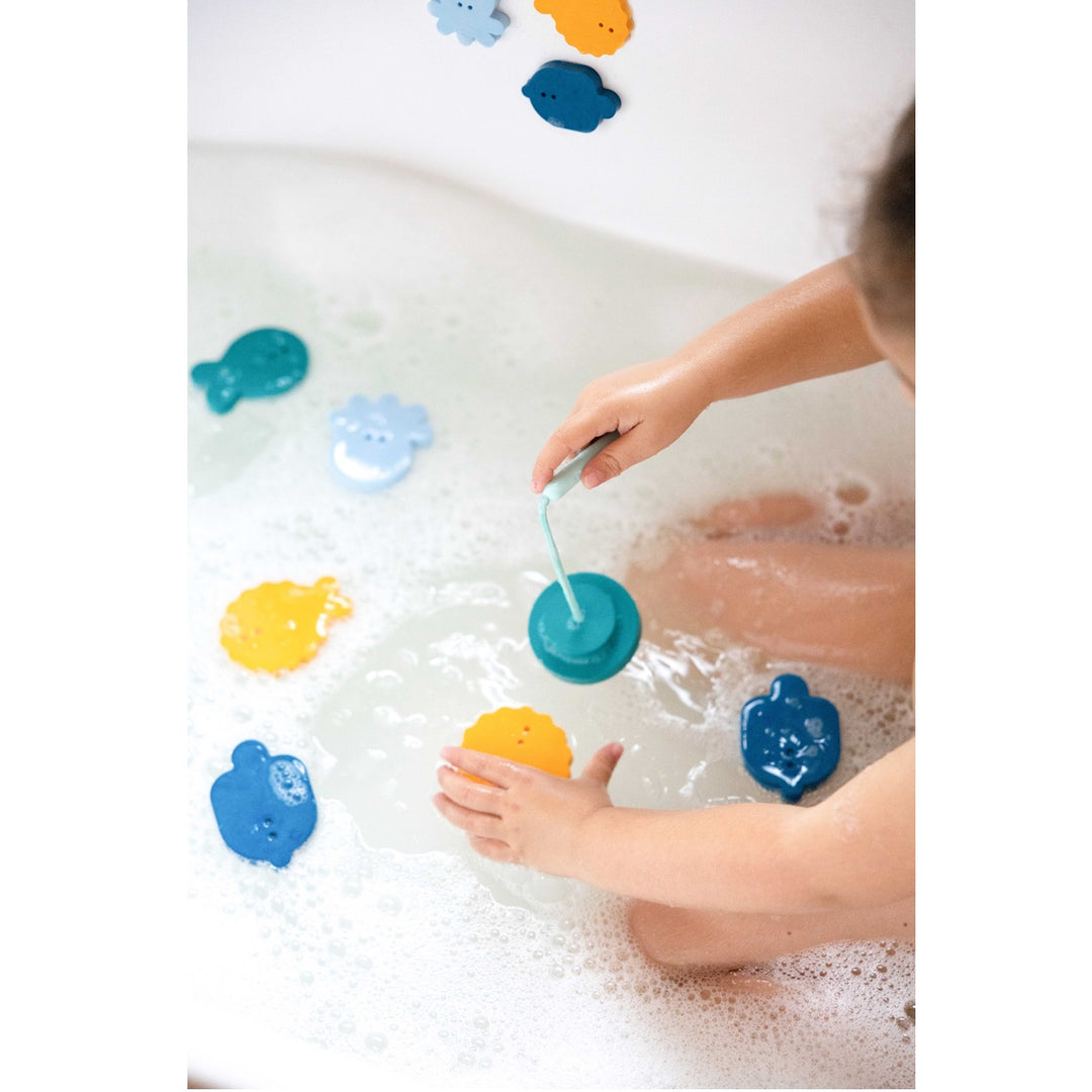 Bébé avec Jeux de pêche en mousse pour le bain