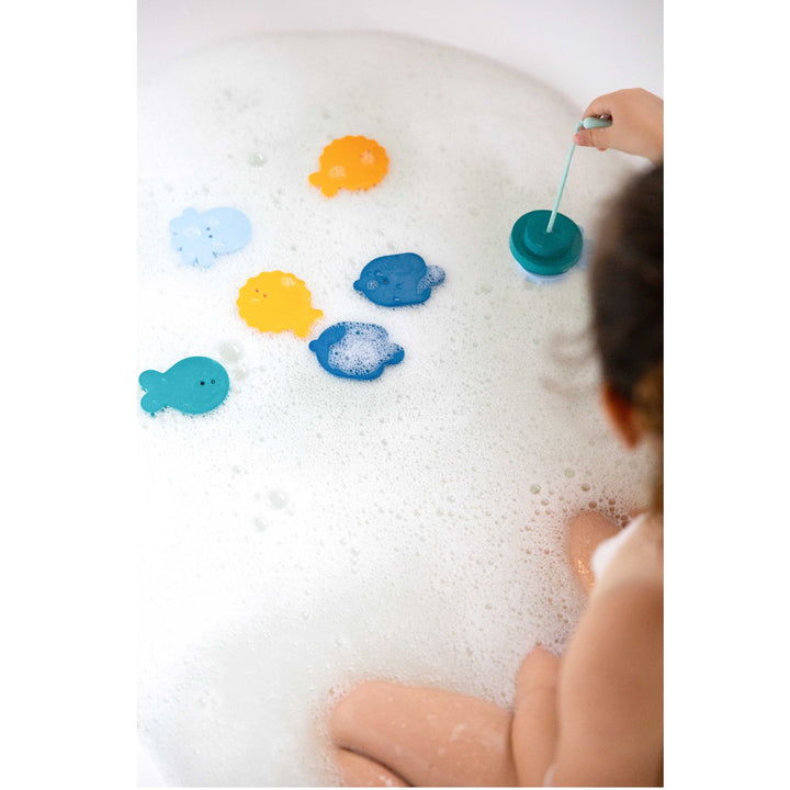 bébé avec Jeux de pêche en mousse pour le bain