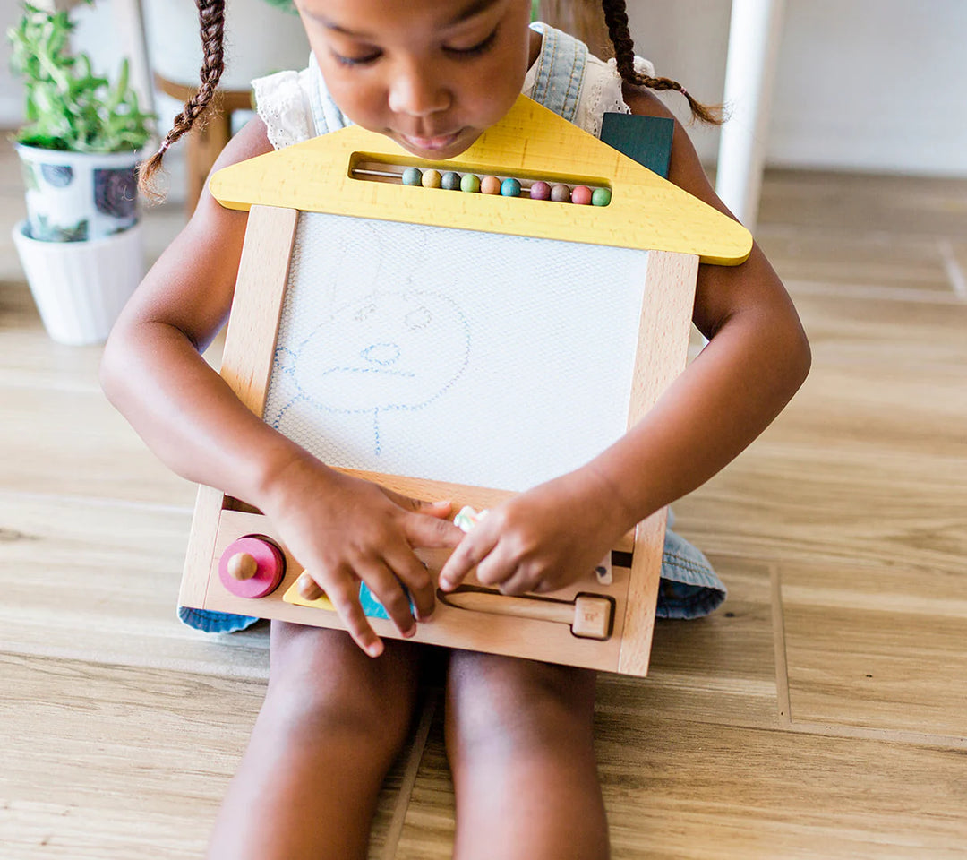 Fille avec Maison à dessin magique en bois